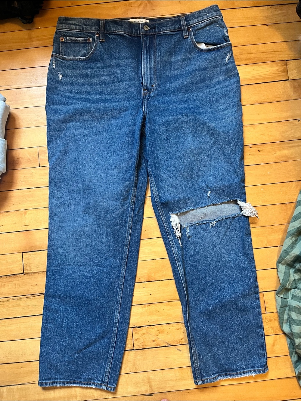 Abercrombie 90s Straight High Rise Jean